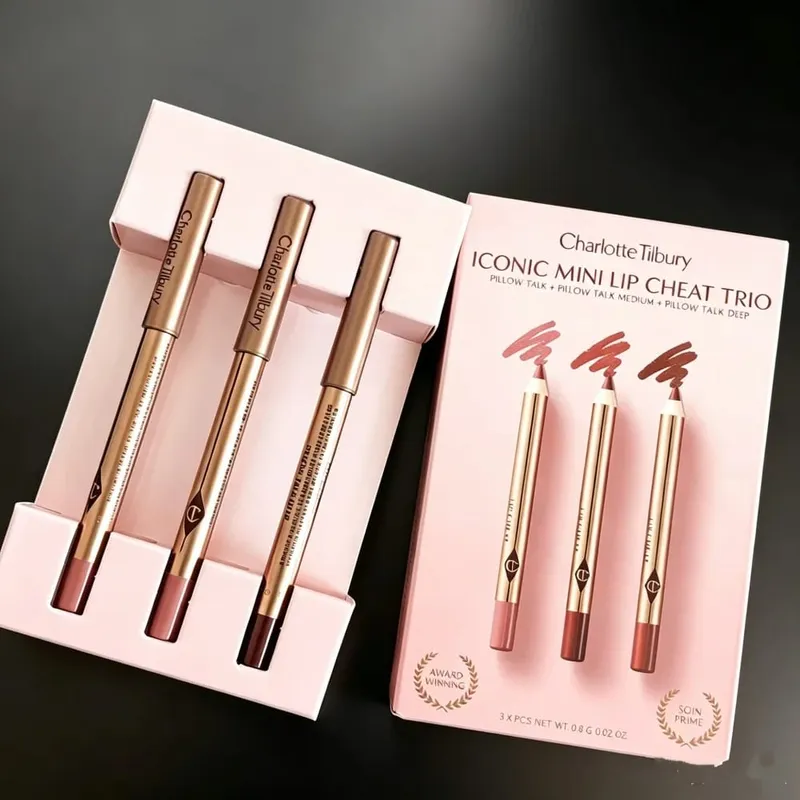 Карандаш для губ Charlotte Tilbury гладкий, с сильным покрытием, а палитра хайлайтеров для контура осветляет и формирует ваши черты лица.