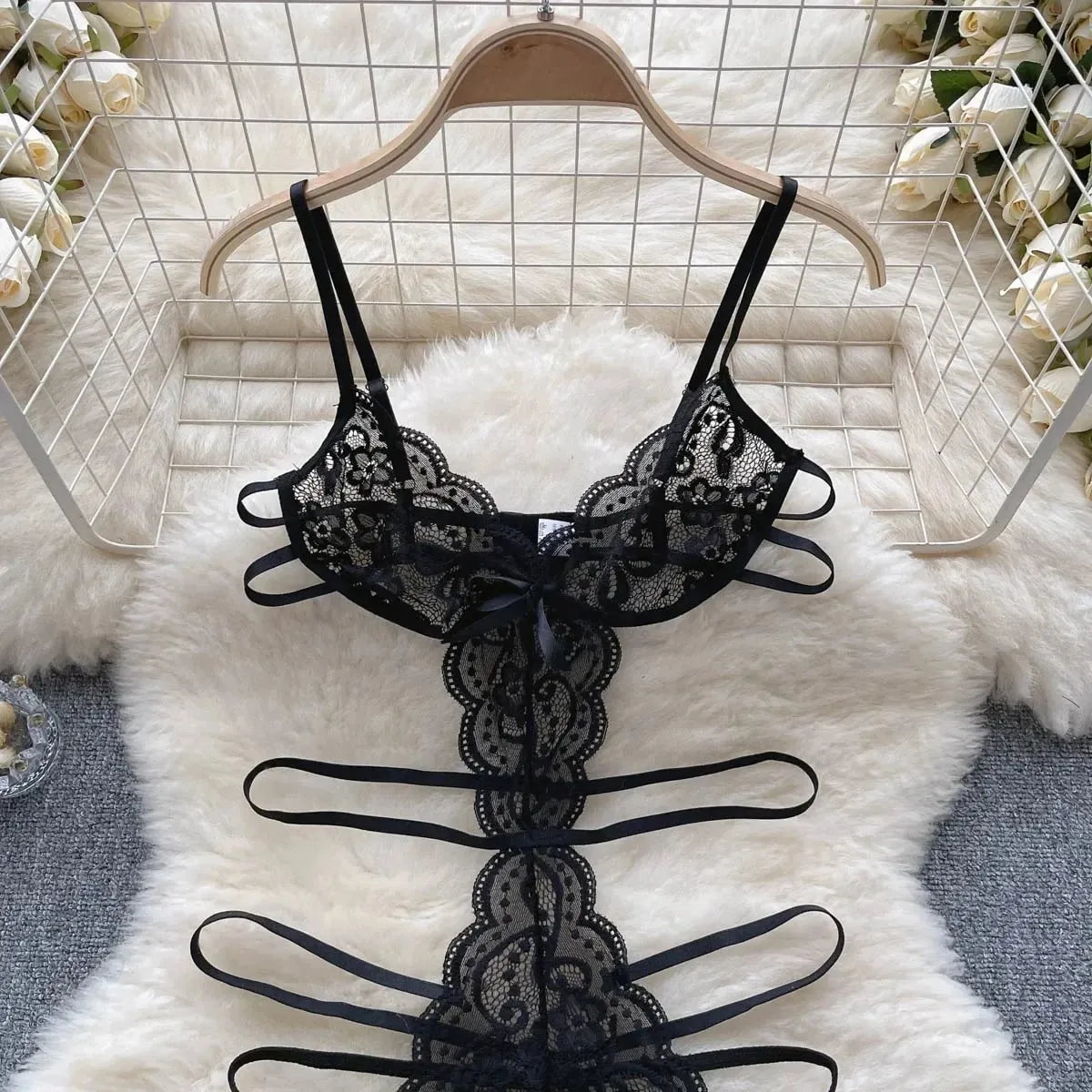 Body Camisole en dentelle ajourée pour femmes, col en v, dos nu, sans manches, Lingerie érotique, coupe cintrée, pyjama avec nœud, Sexy, combishort transparent noir