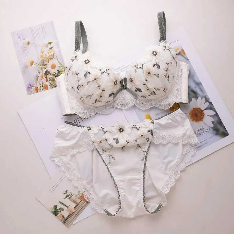 Japanese Style Thin Embroidered Girls Bra Set Soft Underwire Sweet Cute Large Cup Brassiere & Panty Lingerie Set
