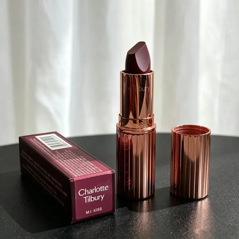 Карандаш для губ Charlotte Tilbury гладкий, с сильным покрытием, а палитра хайлайтеров для контура осветляет и формирует ваши черты лица. — image 5