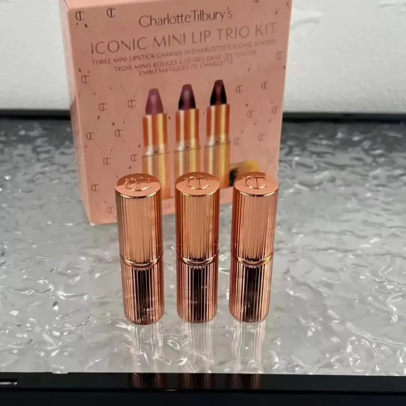 Карандаш для губ Charlotte Tilbury гладкий, с сильным покрытием, а палитра хайлайтеров для контура осветляет и формирует ваши черты лица. — image 10