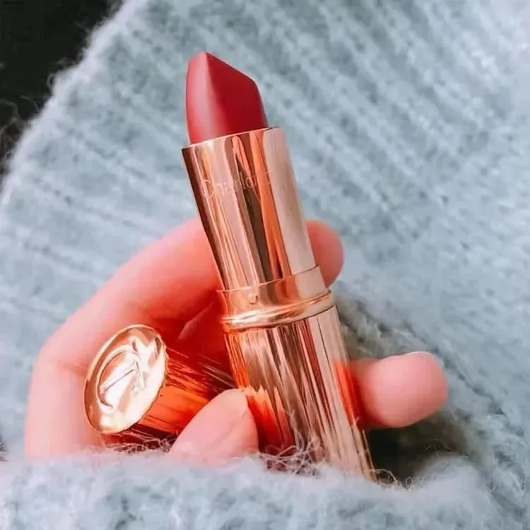 Карандаш для губ Charlotte Tilbury гладкий, с сильным покрытием, а палитра хайлайтеров для контура осветляет и формирует ваши черты лица. — image 3