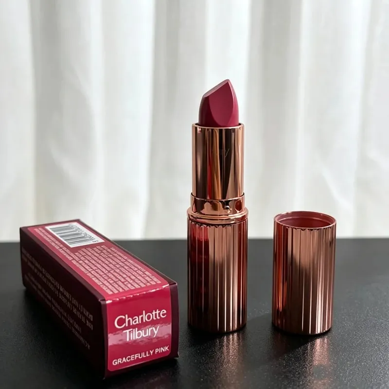 Карандаш для губ Charlotte Tilbury гладкий, с сильным покрытием, а палитра хайлайтеров для контура осветляет и формирует ваши черты лица. — image 4