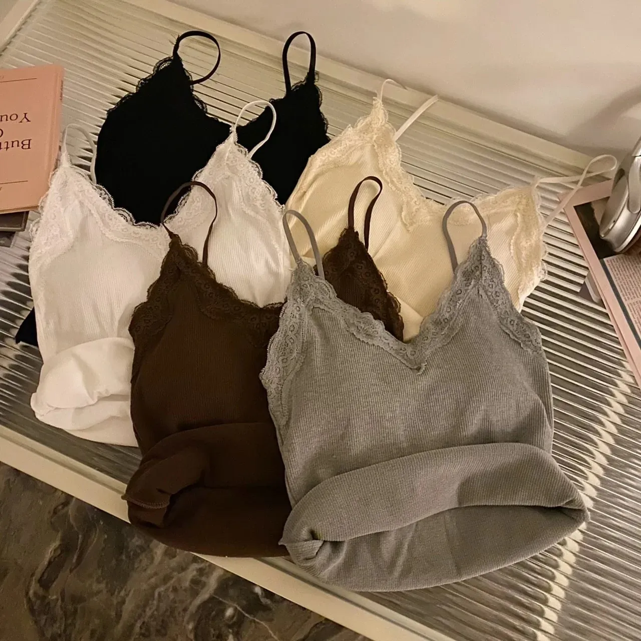 2026 sommer Dünne Elegante Camis Frauen Leibchen Tank Tops Sexy Ärmelloses Korsett Top mit Brust Pad Süße Spitze Patchwork Crop tops — image 1