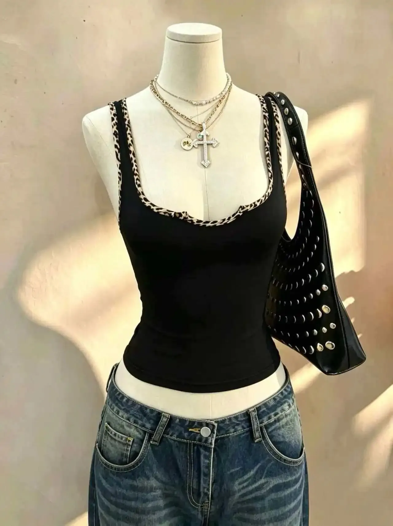 2 Pcs Women Leopard Print Trim U Neck Sleeveless Tank Top Solid Slim Fit Western Y2K Cami Vest Multi-color Wine Red Black — image 4