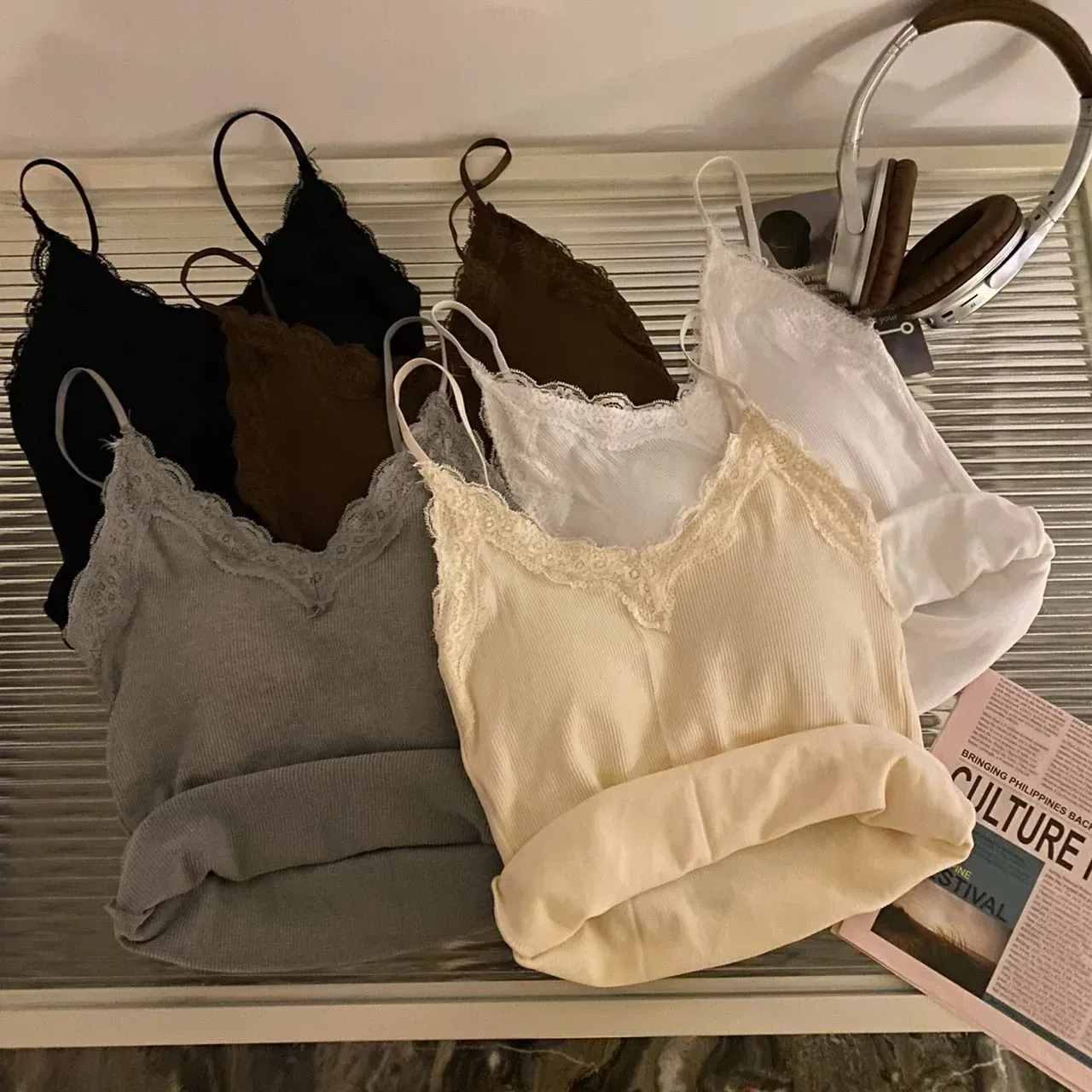 2026 sommer Dünne Elegante Camis Frauen Leibchen Tank Tops Sexy Ärmelloses Korsett Top mit Brust Pad Süße Spitze Patchwork Crop tops — image 2