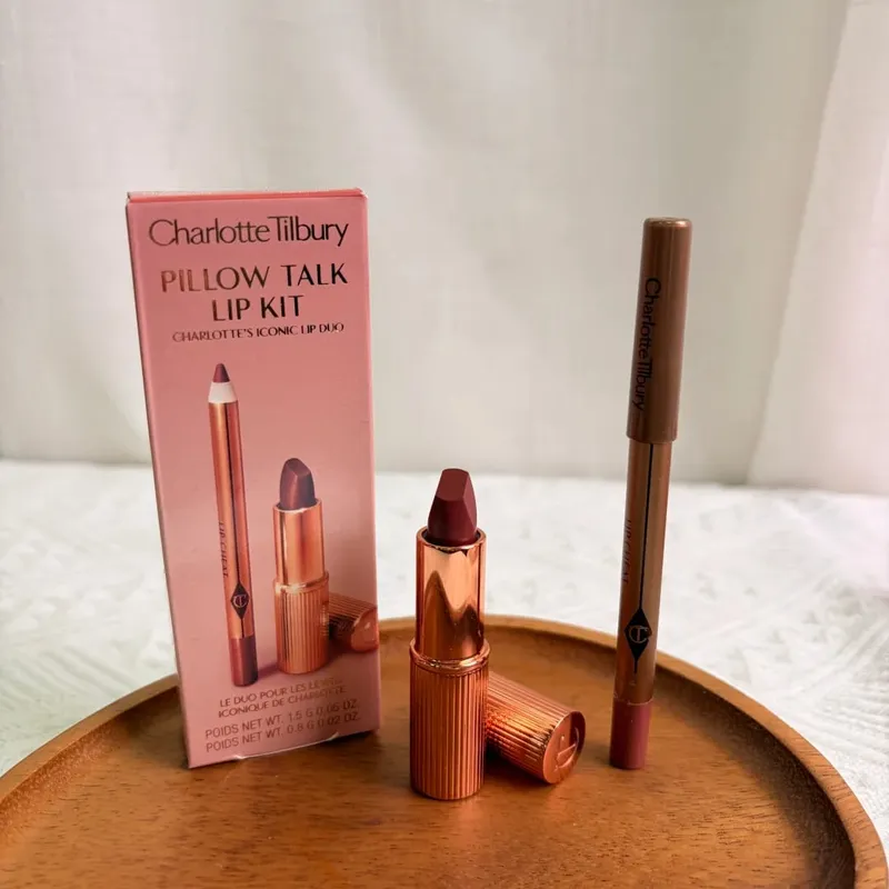 Карандаш для губ Charlotte Tilbury гладкий, с сильным покрытием, а палитра хайлайтеров для контура осветляет и формирует ваши черты лица. — image 12
