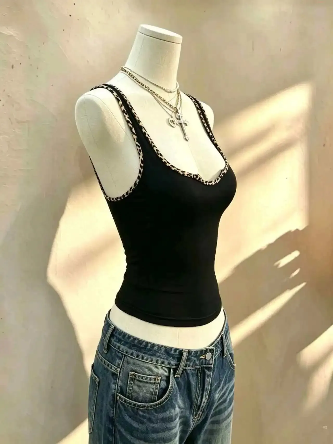 2 Pcs Women Leopard Print Trim U Neck Sleeveless Tank Top Solid Slim Fit Western Y2K Cami Vest Multi-color Wine Red Black — image 5