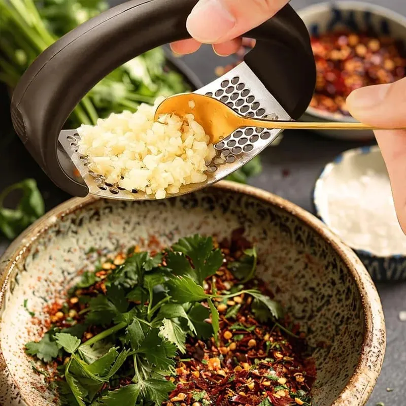 Hvidløgspresser og hakkemaskine Heavy Duty rustfrit stål med blødt håndtag Uanstrengt hvidløgsknuser til hakket hvidløg og pasta — image 3