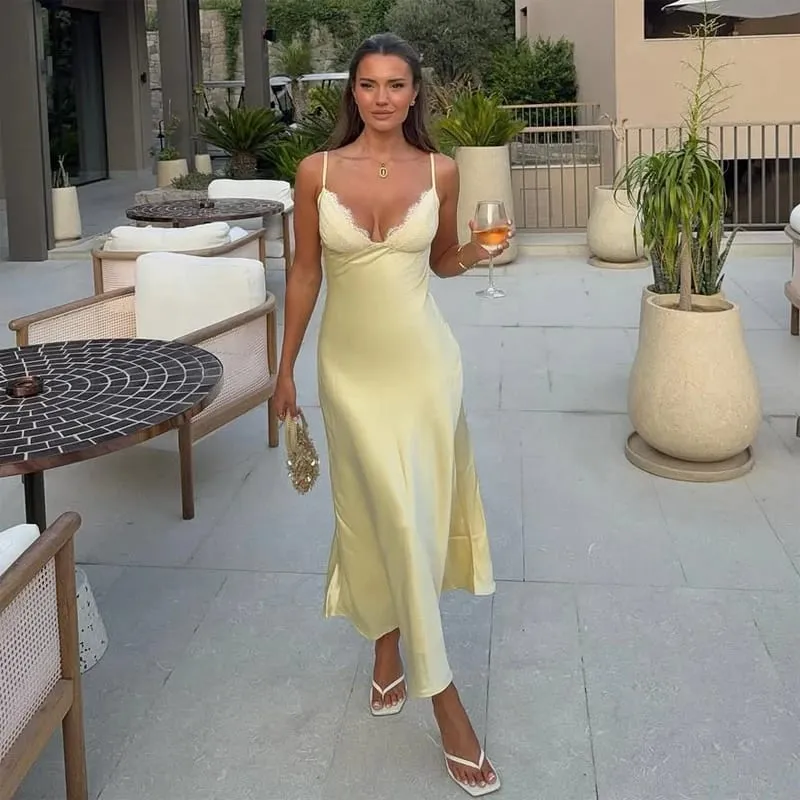 Abito sexy in raso giallo con patchwork in pizzo, cinturino per spaghetti, senza maniche, scollo a V, taglio diagonale, abiti femminili, abito da sera estivo 2026