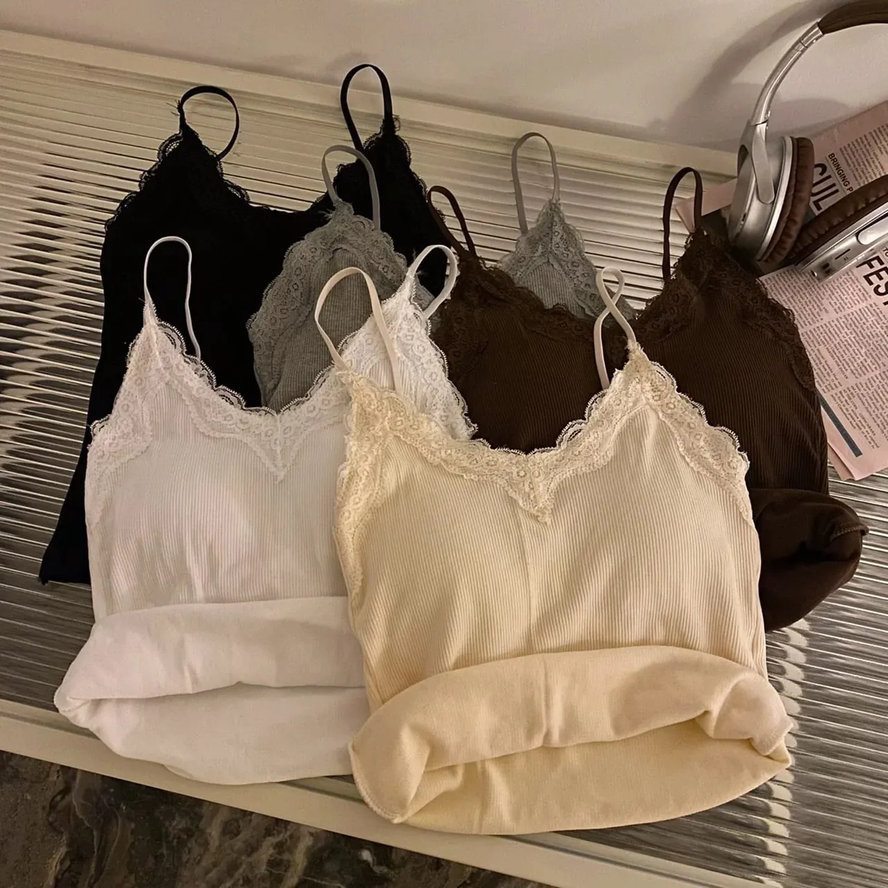 2026 sommer Dünne Elegante Camis Frauen Leibchen Tank Tops Sexy Ärmelloses Korsett Top mit Brust Pad Süße Spitze Patchwork Crop tops — image 3