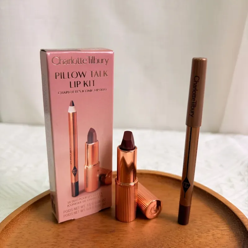 Карандаш для губ Charlotte Tilbury гладкий, с сильным покрытием, а палитра хайлайтеров для контура осветляет и формирует ваши черты лица. — image 8