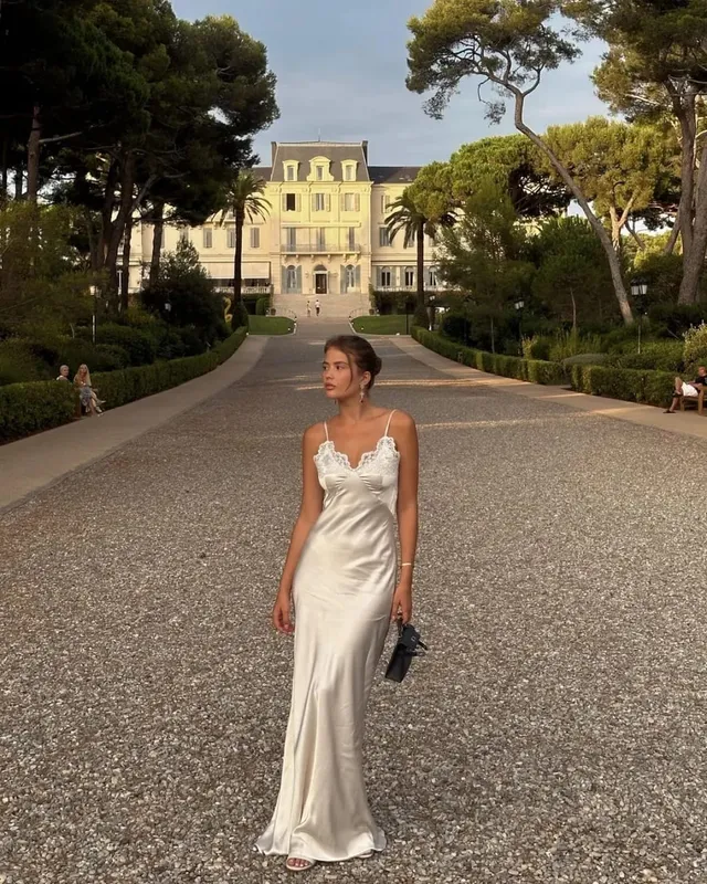 Abito sexy in raso giallo con patchwork in pizzo, cinturino per spaghetti, senza maniche, scollo a V, taglio diagonale, abiti femminili, abito da sera estivo 2026 — image 15