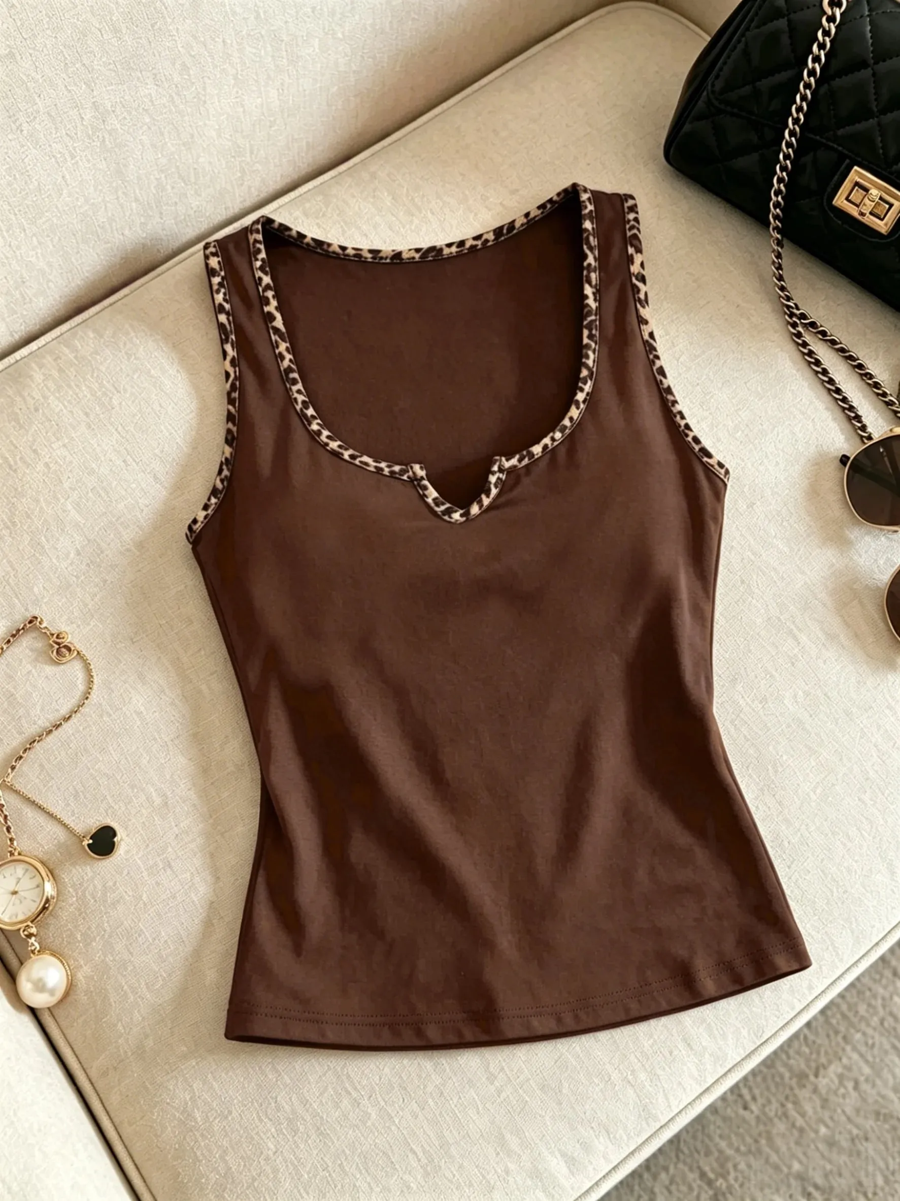 Women Solid Color Tank Top Casual Notched V Neck Form Fitting Sleeveless Cami Top — image 1