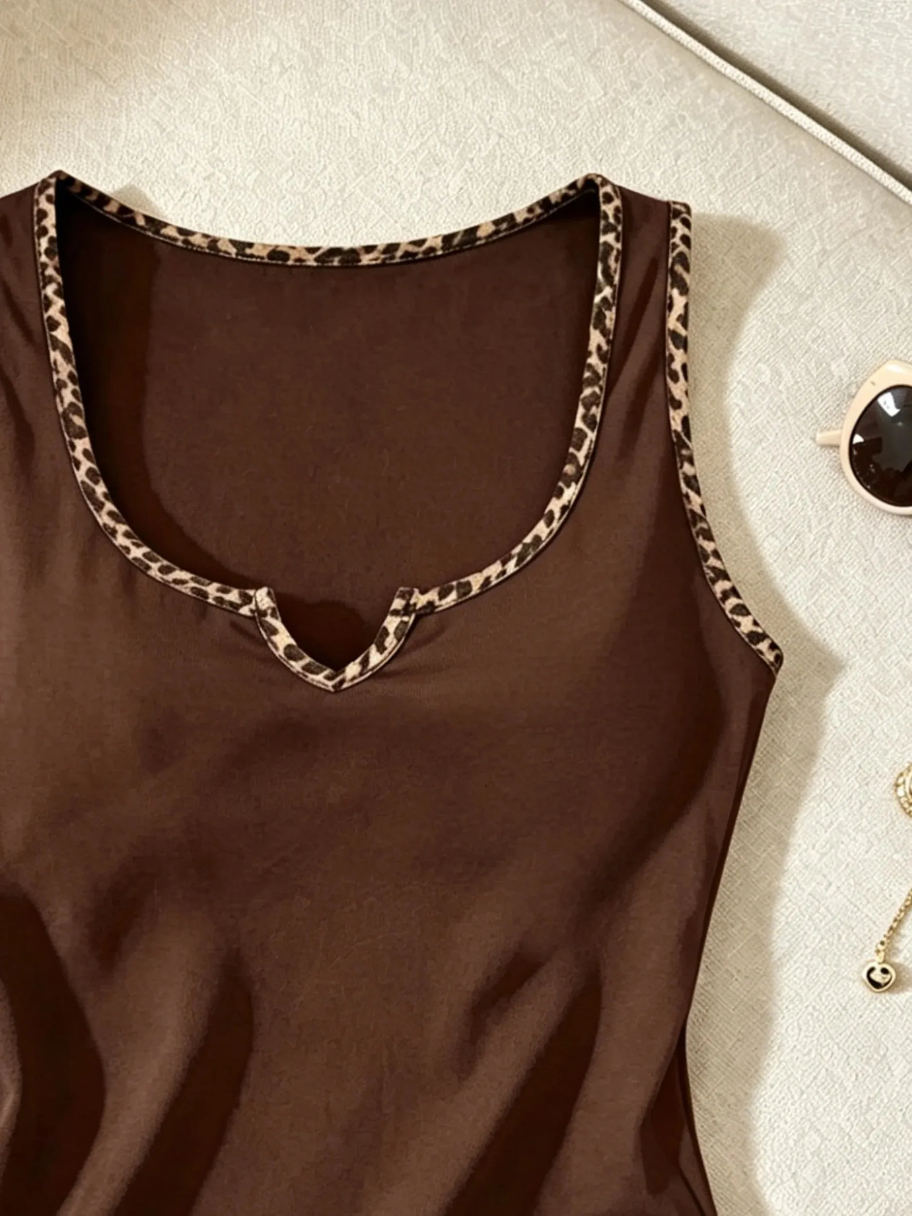 Women Solid Color Tank Top Casual Notched V Neck Form Fitting Sleeveless Cami Top — image 3